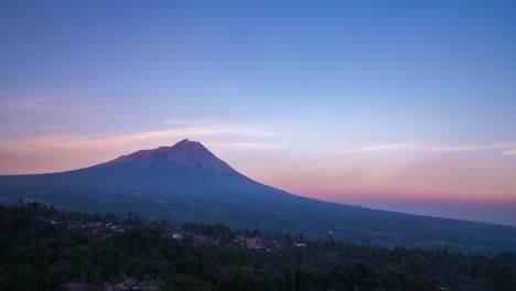 El-Sol-Poniente-Se-Enciende-En-El-Monte-Merapi-Con-Una-Suave-Luz-Naranja-De-La-Tarde-Que-Cae,-Java