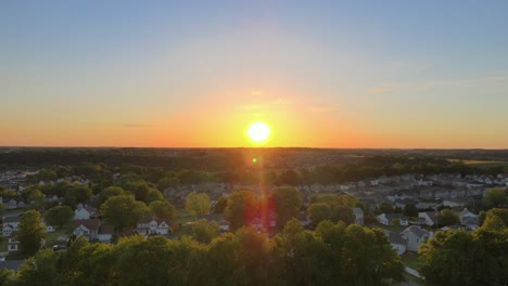 Volando-Lejos-De-Un-Barrio-Suburbano-En-Estados-Unidos-Durante-Una-Hermosa-Puesta-De-Sol