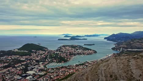 Aerial-landscape-shot-of-the-popular-tourist-destination-Dubrovnik-city,-Croatia