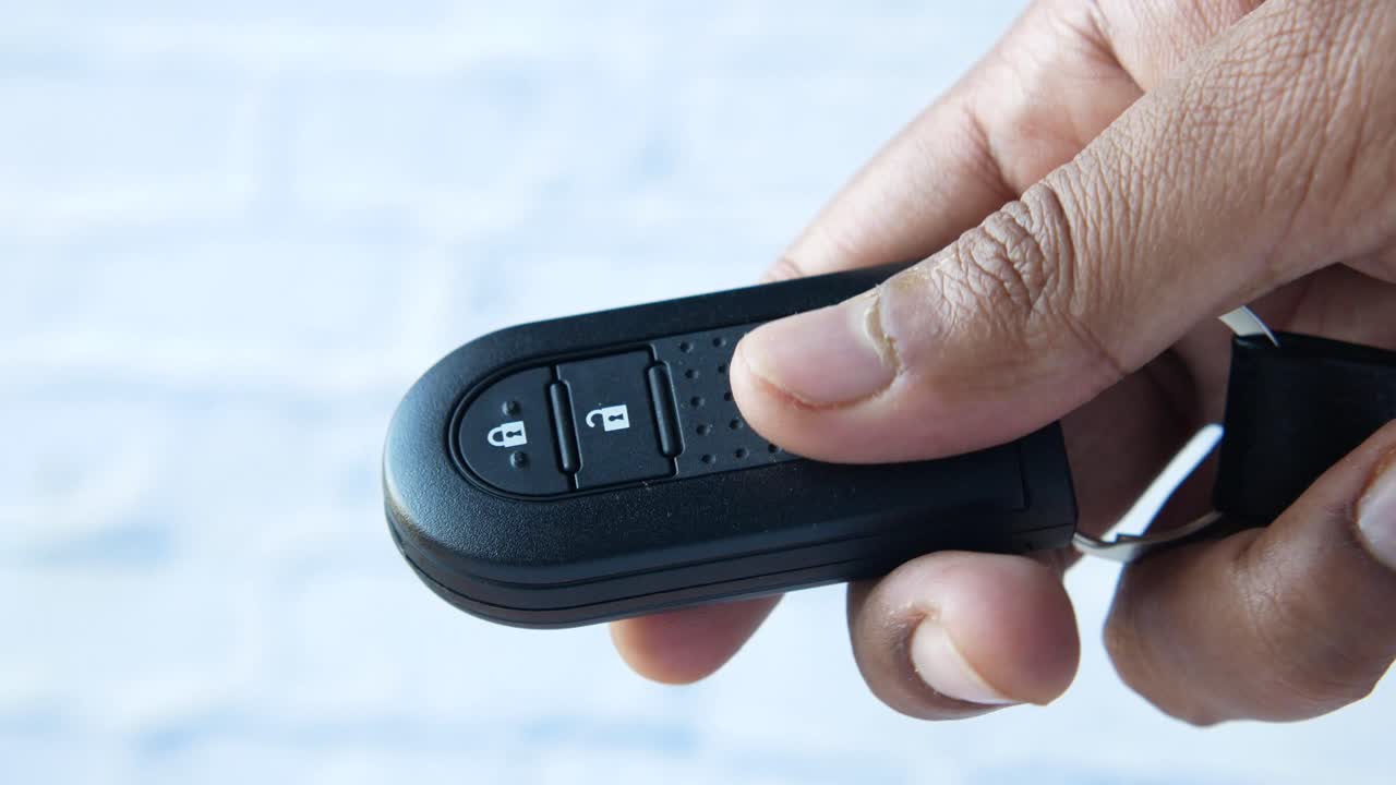 검은 차 열를 들고 있는 손