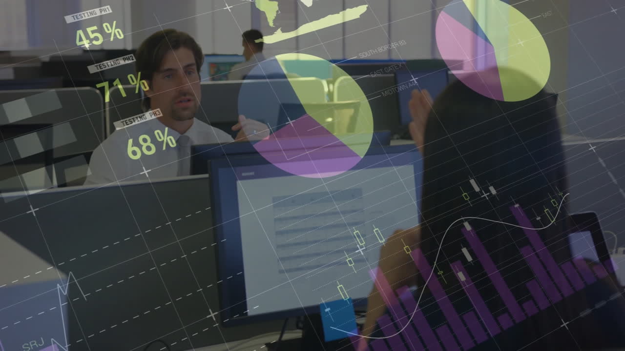 animación del procesamiento de datos financieros sobre diversos colegas que discuten el trabajo en la oficina
