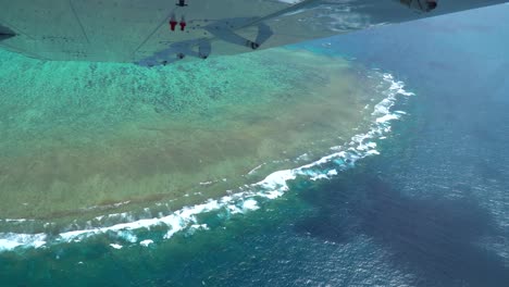 Gran-Barrera-De-Coral-Vuelo-Panorámico-Disparo-Aéreo-Desde-La-Ventana-Del-Avión