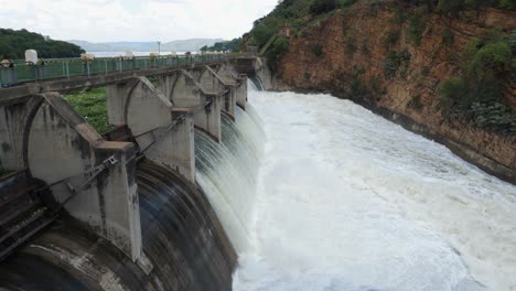 Las-Compuertas-Se-Abren-En-La-Presa-De-Hartbeespoort,-Liberan-Agua-De-Inundación-De-Primavera