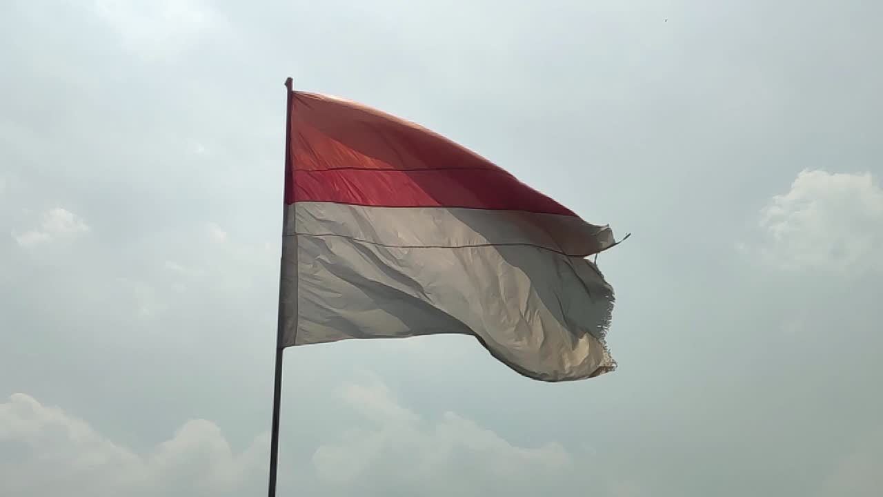 bandera de indonesia ondeando en cámara súper lenta