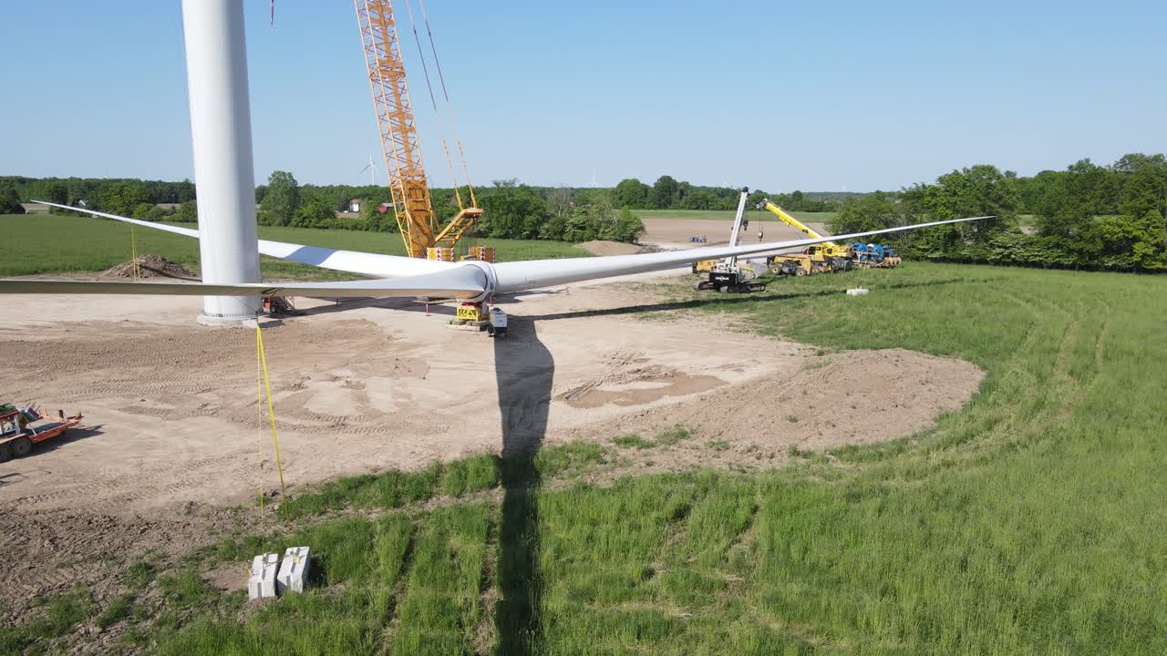 proceso de construcción de la turbina eólica en michigan, ee.uu., vista de órbita aérea