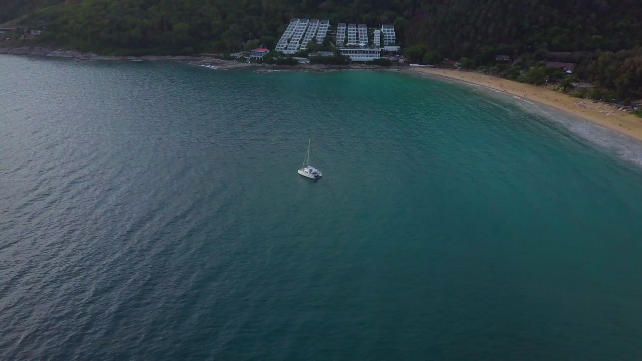 열대 해변 위의 공중 비행