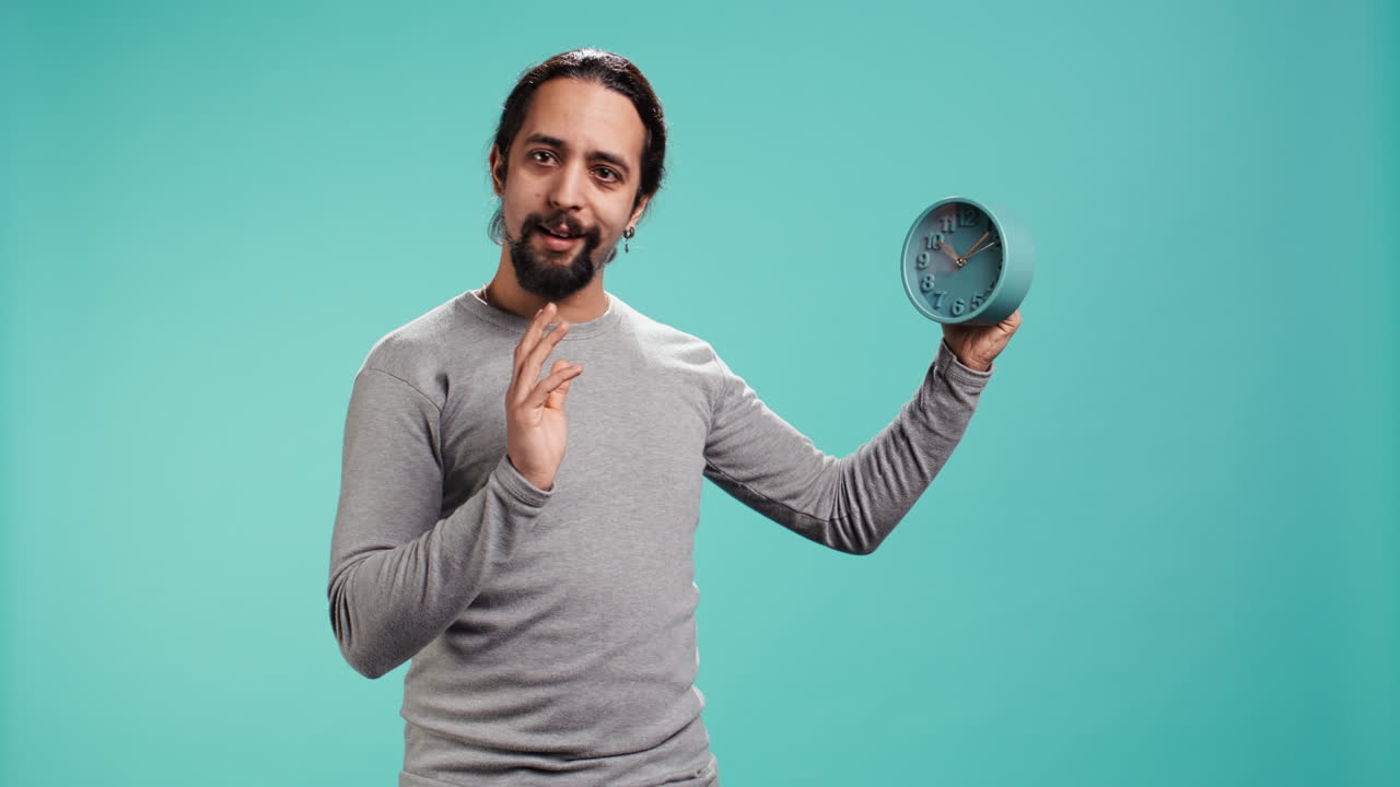 hombre impaciente mirando el reloj, ansioso por el paso del tiempo