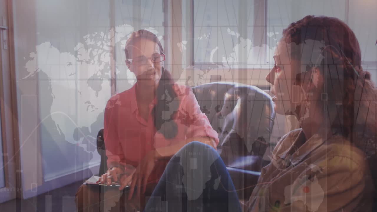 animación del procesamiento de datos y el mapa del mundo sobre diversas personas de negocios.