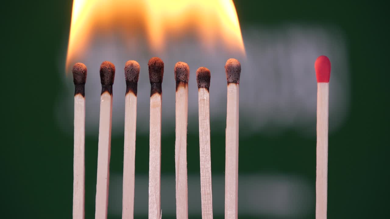 brote de coronavirus, distanciamiento social en arabia saudí. concepto: propagación de la epidemia, efecto dominó, covid-19, fósforos quemados aislados, detener la propagación del virus, mantener la cuarentena, bloqueo