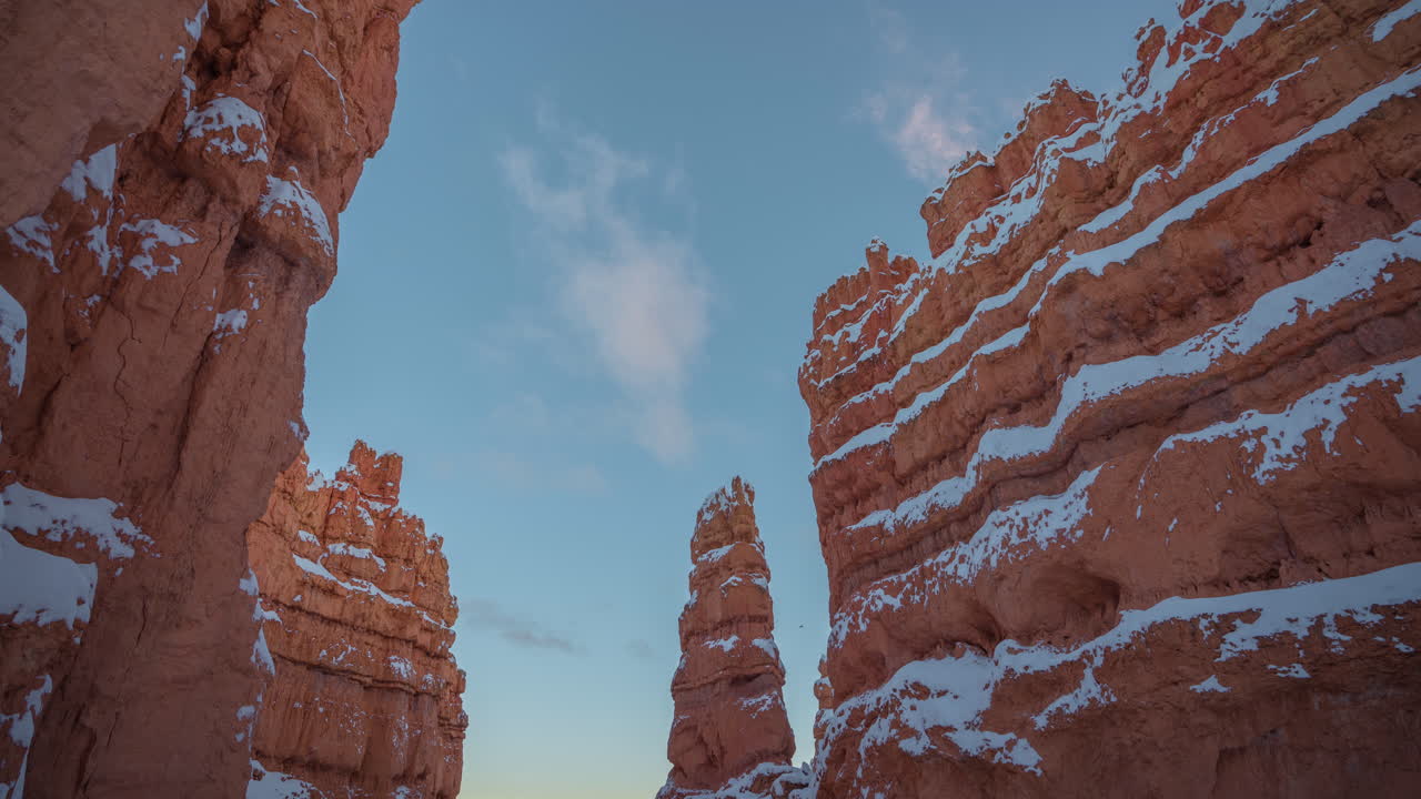 lapso de tiempo, paisaje invernal y formaciones rocosas rojas cubiertas de nieve en el parque nacional bryce canyon, utah, ee.uu.