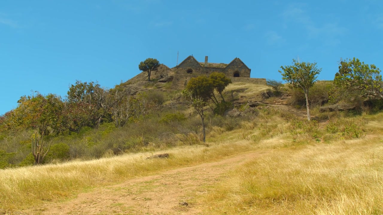 Ruinerna av Fort Barrington i Antigua, byggt på sjuttonhundratalet på toppen av Goat Hill, är nu en historisk plats.