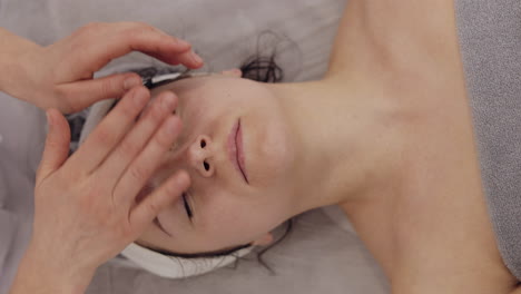 Kosmetologische-Therapeutin-Macht-Frau-Entspannende-Spa-Gesichtsmassage-Mit-Den-Händen-Im-Salon,-Entgiftung-Und-Heilung