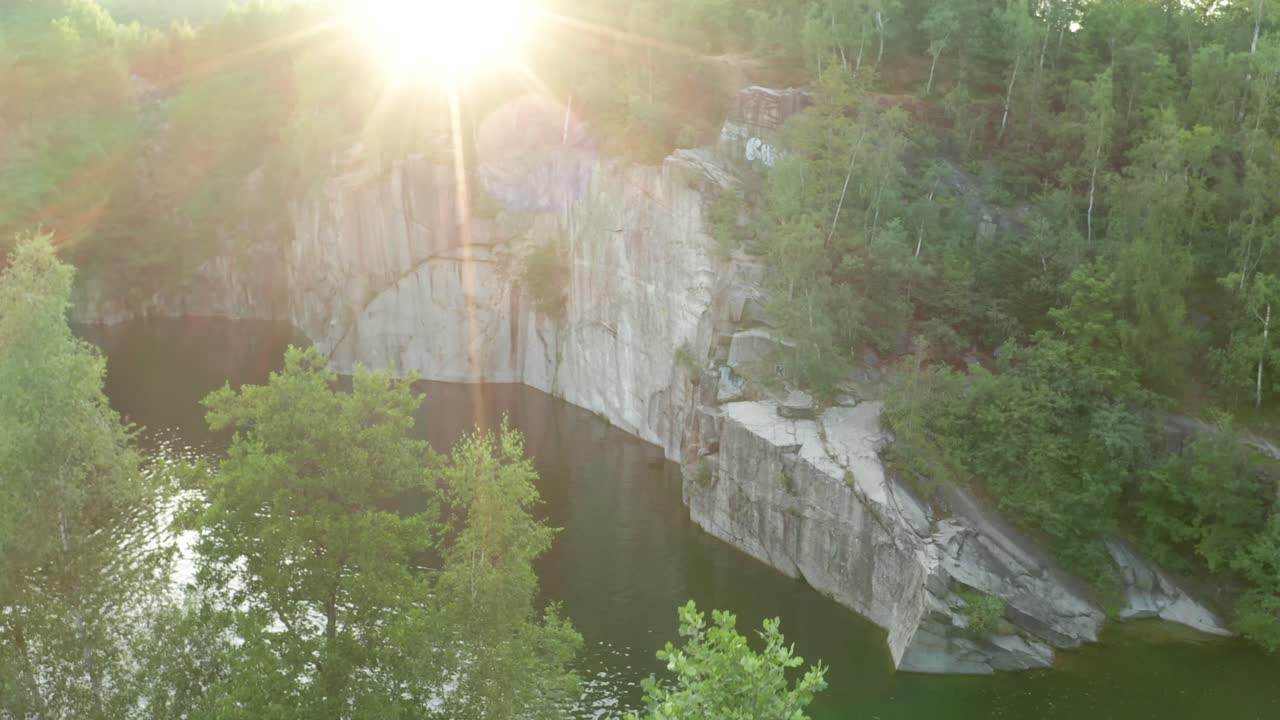 un dron aéreo revela una toma de un lago en una antigua cantera llamada rampa en la república checa