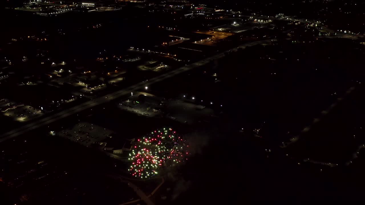 백그라운드에서 도시의 불빛과 함께 불꽃놀이의 공중 샷