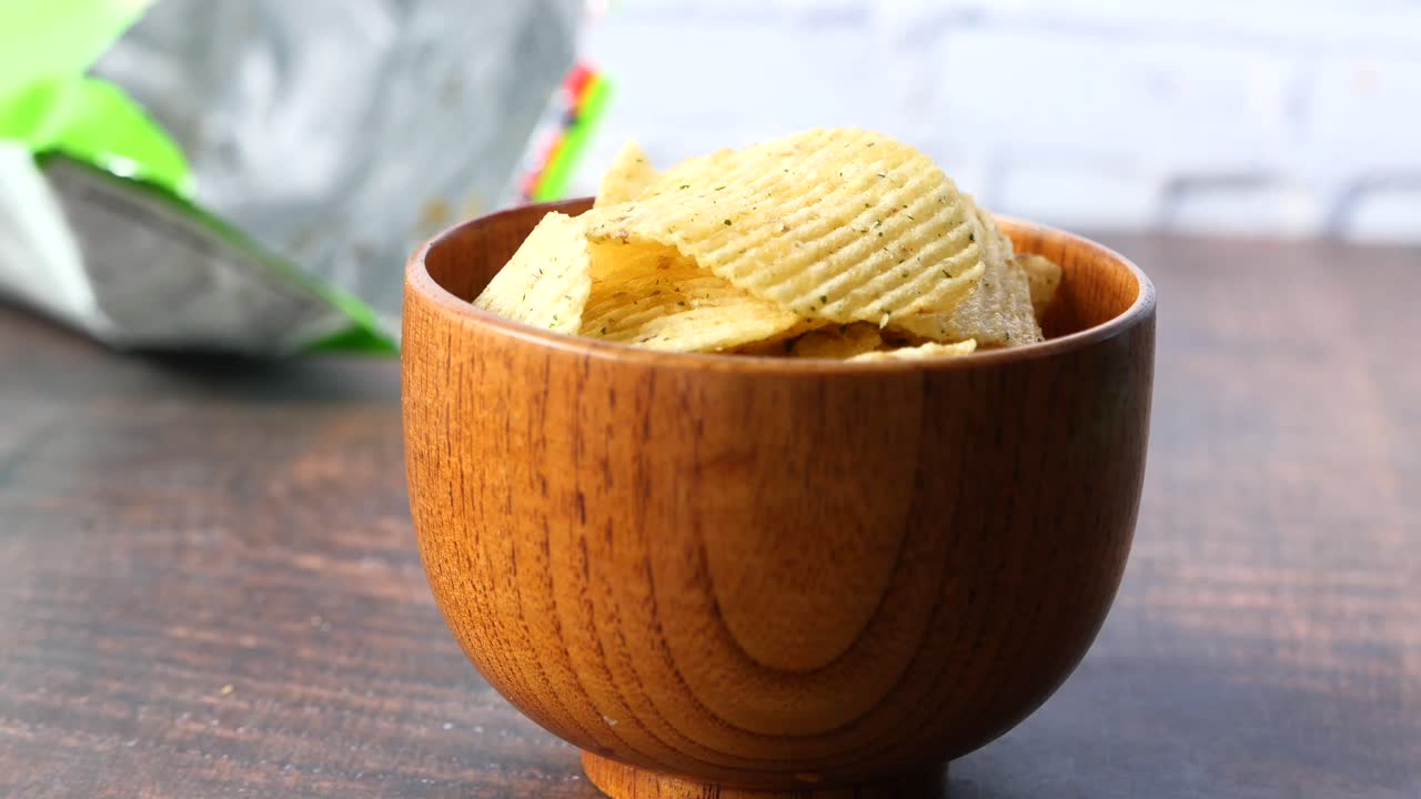 papas fritas crujientes en un cuenco de madera