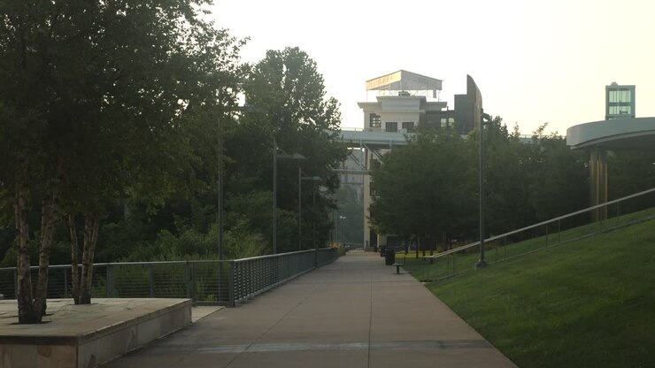 Calçada no Parque Cumberland perto do centro de Nashville