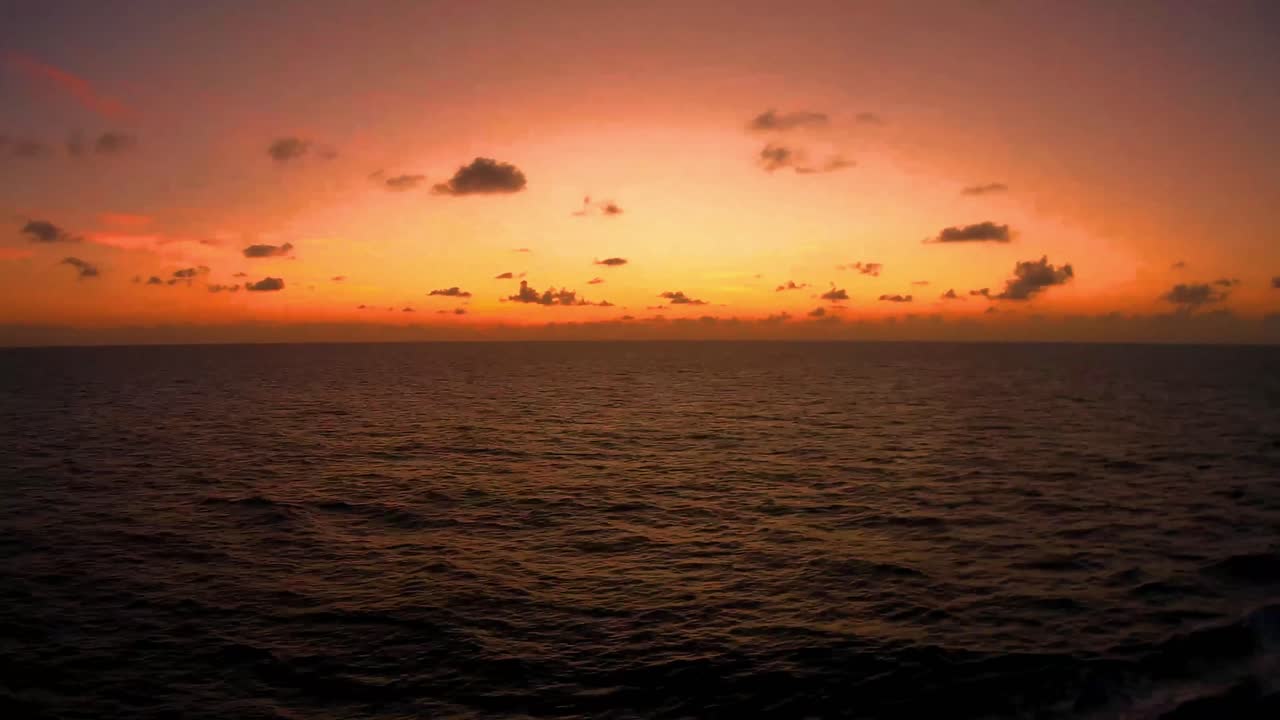 puesta de sol en el golfo de méxico, el humo de los incendios en california le ha dado un ominoso resplandor rojo anaranjado al sol poniente