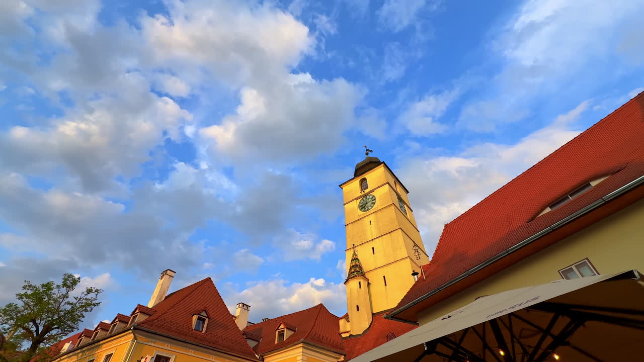 Sibiu, Romania, 17 luglio 2025: la Torre del Consiglio di Sibiu sotto il cielo blu. La storica Torre del Consiglio con i tetti rossi e l'orologio a Sibiu, Romania