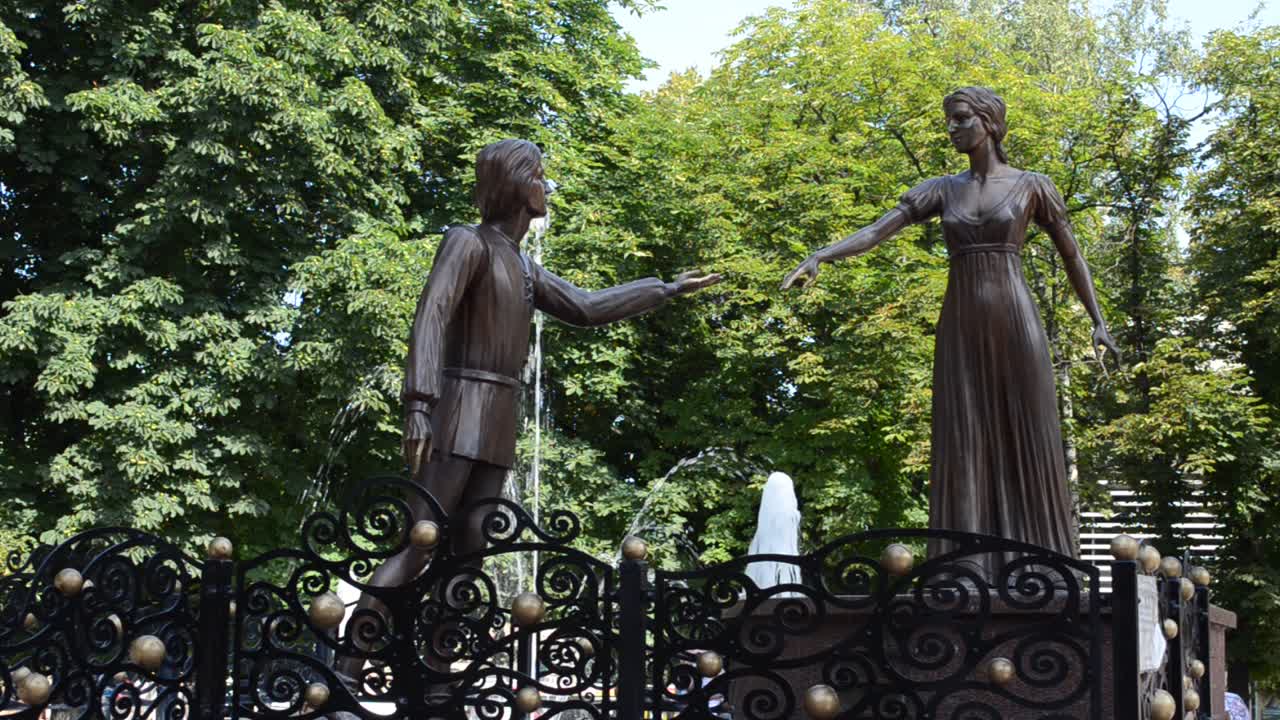 Monument en fontein. Geliefden bij de fontein. Lviv, Oekraïne.