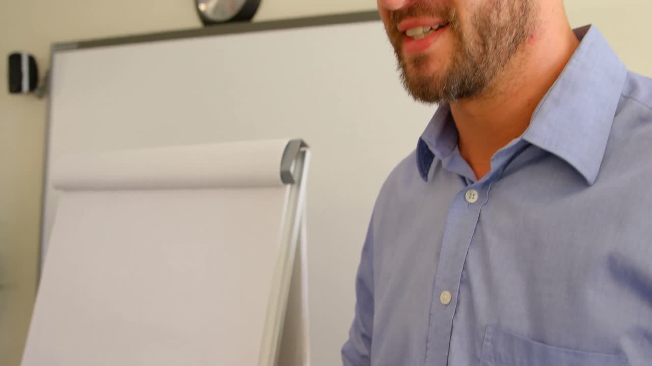 adulto caucásico maestro de escuela de pie en un aula en la escuela 4k