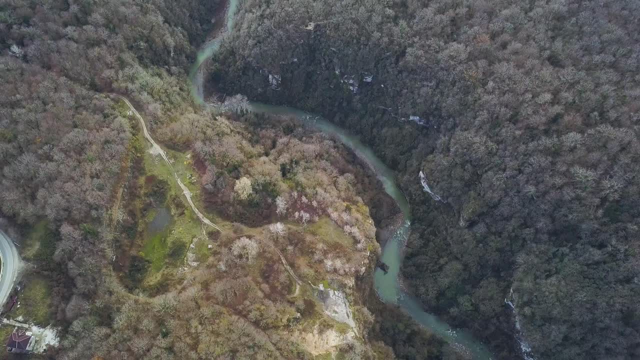 vista aérea de un cañón y un valle de un río sinuoso