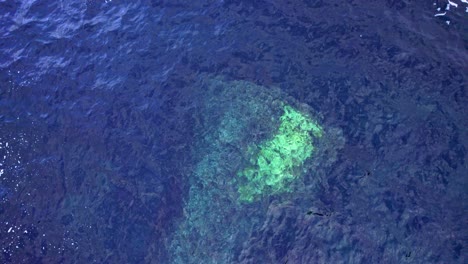 roca bajo el disparo del dron del mar del océano