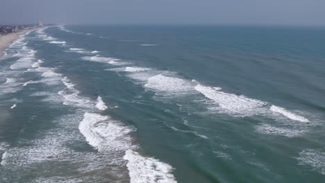 Toma-Aerea-De-La-Playa-Y-Las-Olas