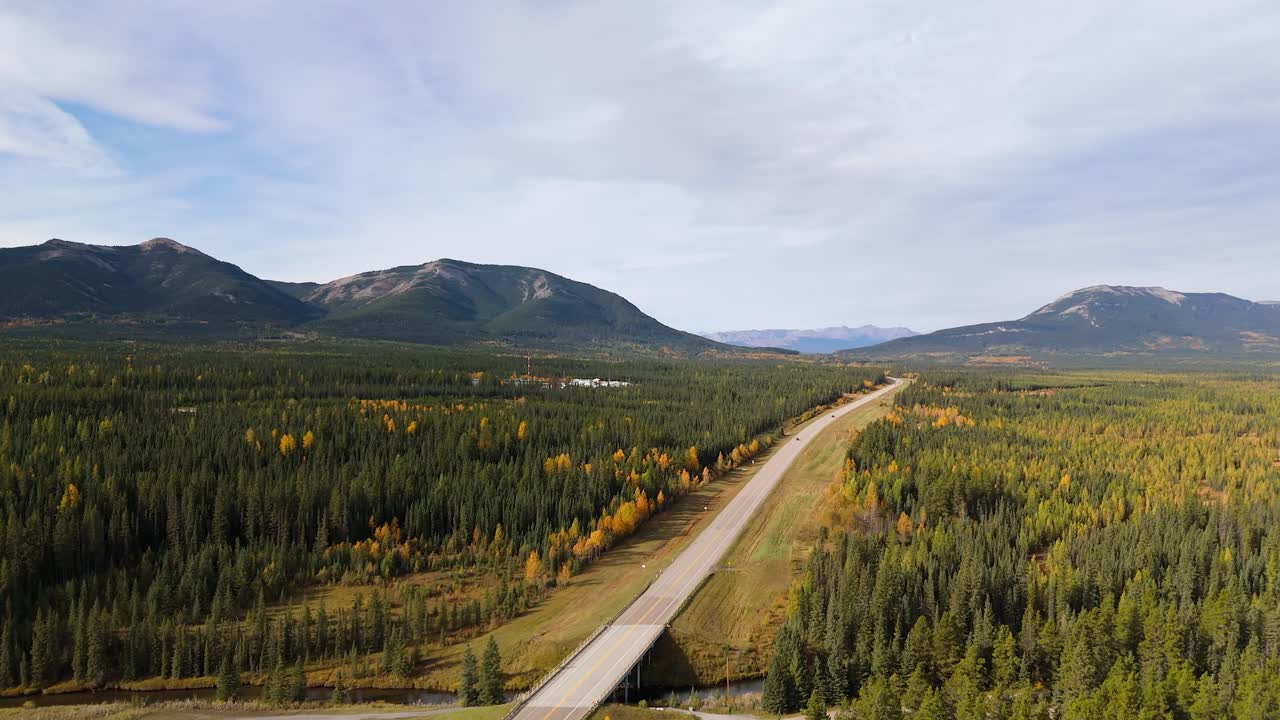 vista aérea de las hermosas montañas en alberta en otoño