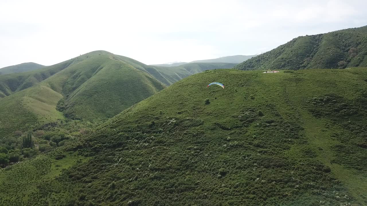 산에서 패러글라이딩. 초록색, 언덕