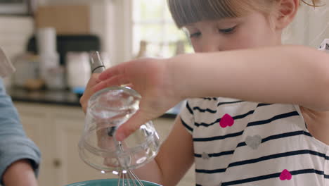 Schönes-Kleines-Mädchen-Hilft-Mutter-Beim-Backen-In-Der-Küche-Und-Mischt-Zutaten,-Backt-Schokoladen-Cupcakes-Und-Bereitet-Zu-Hause-Ein-Rezept-Vor