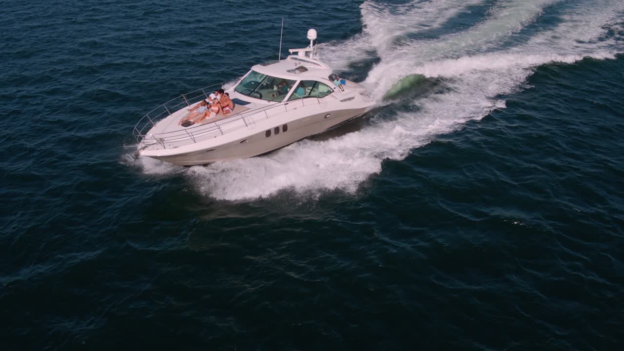 jóvenes relajándose en la cubierta del yate