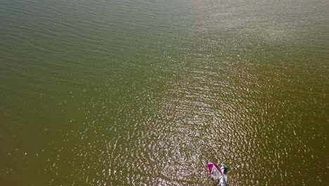 Toma-Aerea-Del-Entrenamiento-De-Windsurf