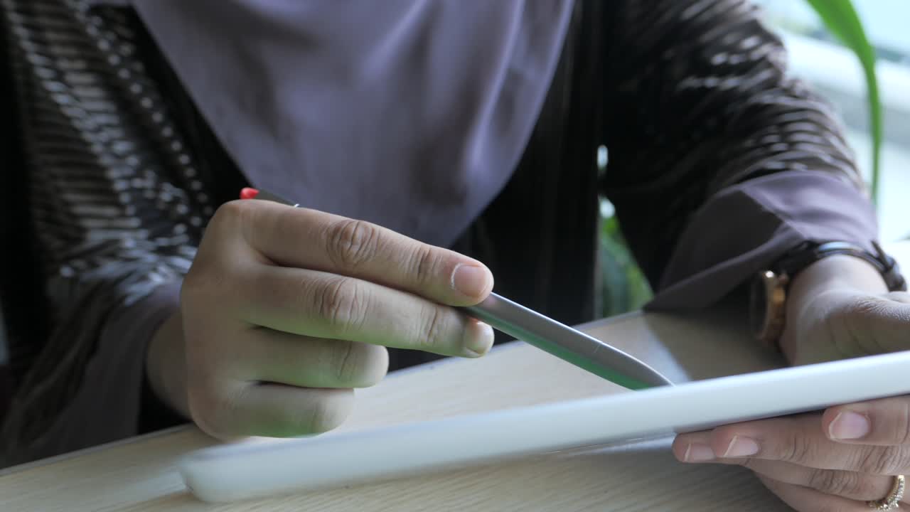 mujer usando tableta con bolígrafo digital