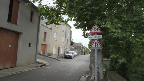 un cartel para la parada de autobús en la carretera principal de un pequeño pueblo en el sur de francia, routier