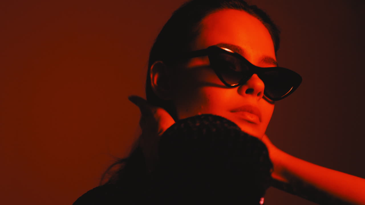 retrato de moda de una mujer en luz roja