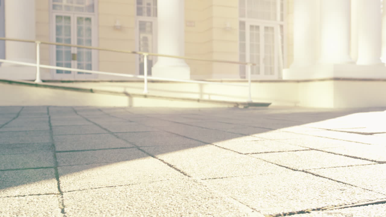 자전거 타고 아침 교통을 우회합니다.