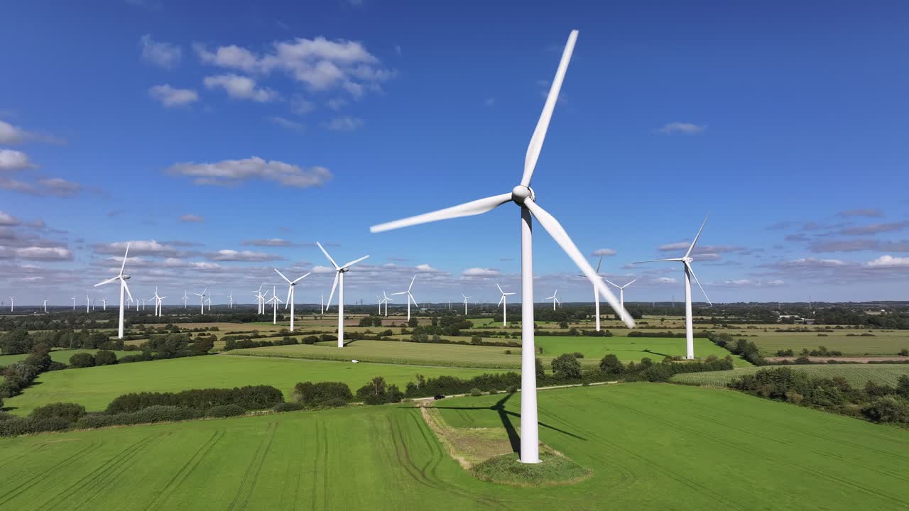 turbinas eólicas agricultura energía eólica, campos verdes, cielo azul, campo, soleado, toma estática de drones, obturación lenta