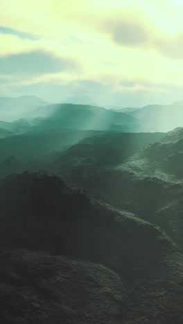 Paisaje montañoso de niebla