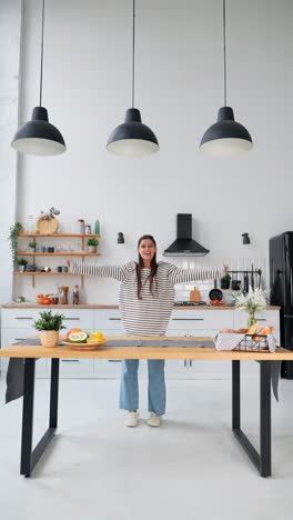 mujer feliz bailando en una cocina moderna