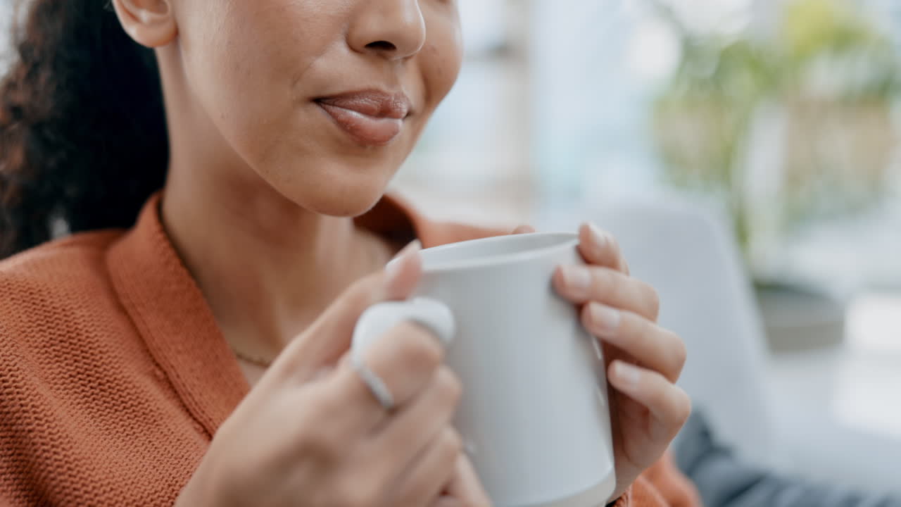 커피, 아침과 차를 마시는 여자