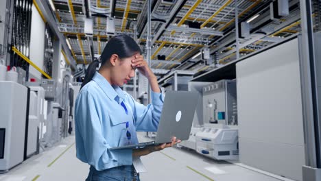 una mujer estresada por un problema técnico en el centro de datos.