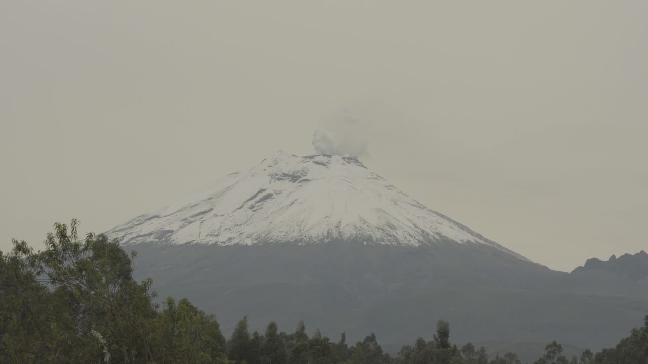 vista en lapso de tiempo del volcán activo cotopaxi en ecuador, vapor fuera del cráter de la cumbre de la montaña