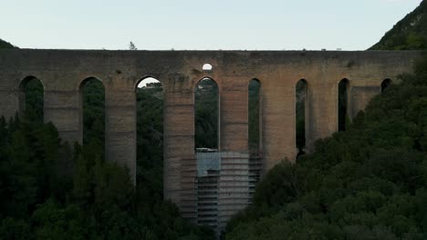 Ponte-Delle-Torri-Llamativo-Puente-Arqueado-En-Spoleto,-Umbría,-Vista-Aérea