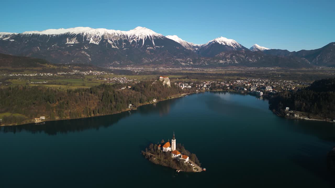 슬로베니아 의 블레드 호수 위 의 높은 공중 사진