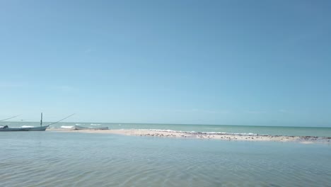 Verankerte-Fischerboote-Am-Strand-An-Einem-Sonnigen-Tag