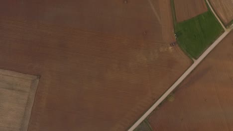 campos de siembra con tractor y sembradora en vista aérea de campo polvoriento