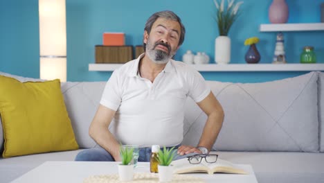 un anciano con dolor de cabeza.