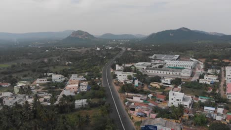 Wunderschöne-Landschaft-Aus-Bergen,-Autobahn,-Gebäuden-Und-Wald-Mit-Fahrenden-Autos-Und-Fahrrädern-Auf-Der-Autobahn-In-Indien