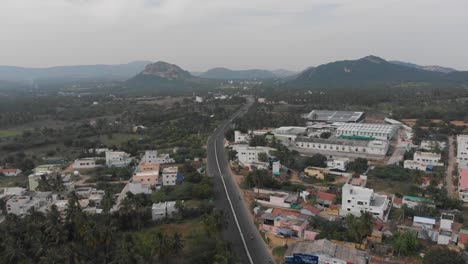hermoso paisaje de montañas, carreteras, edificios y bosques con conducción de automóviles y bicicletas en la carretera de la india