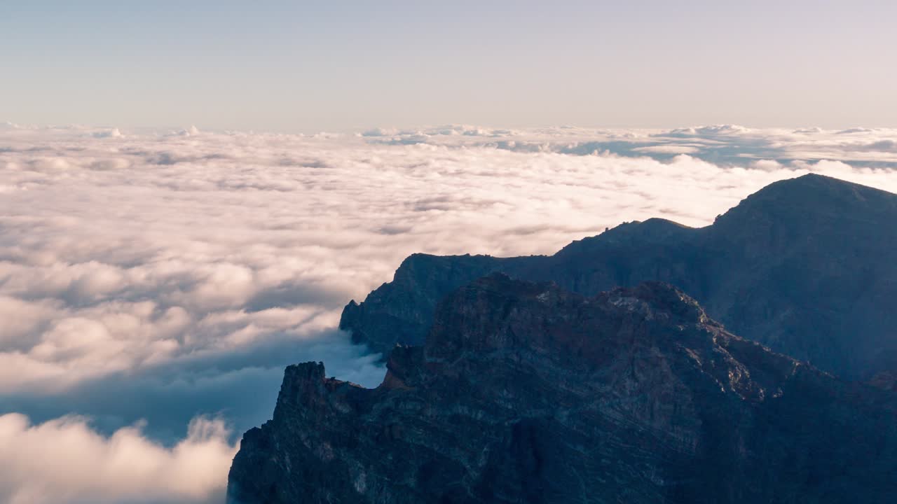 mar de nubes al atardecer en la isla de la palma, islas canarias